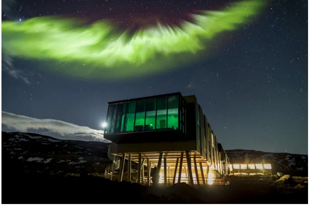 Этот бар в глуши предлагает места в первом ряду для поистине захватывающего природного явления. Из массивных окон бара открывается невероятный вид как на северное сияние, так и на покрытые мхом лавовые поля.