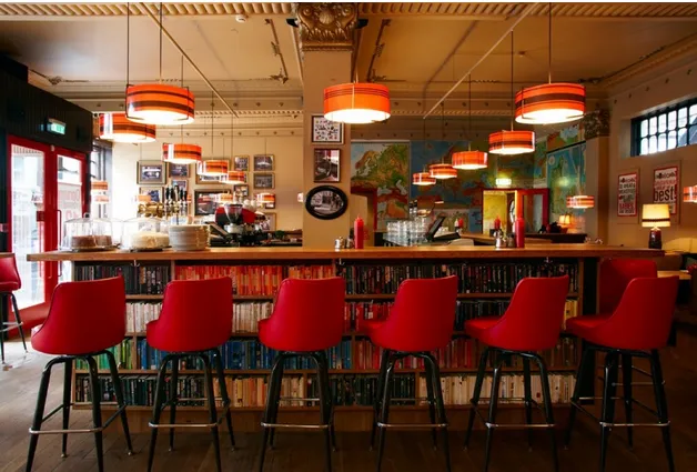 Кафе «Ландромат» представляет собой причудливую смесь бара, прачечной, кафе и библиотеки. Если вам когда-либо понадобились все эти удобства под одной крышей, это уникальный опыт для вас.