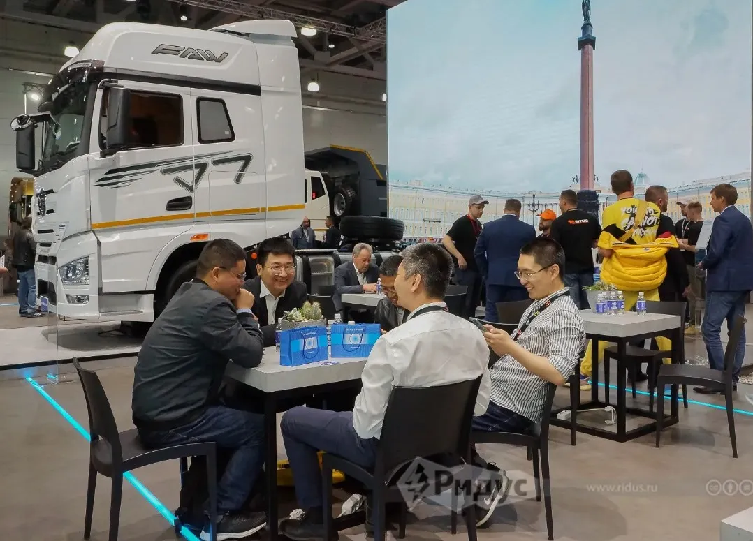 Китайские автобизнесмены на выставке COMvex в Москве, 2023 год. 