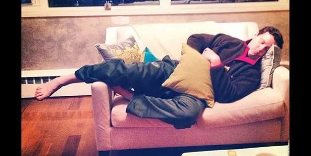 Сон на диване.