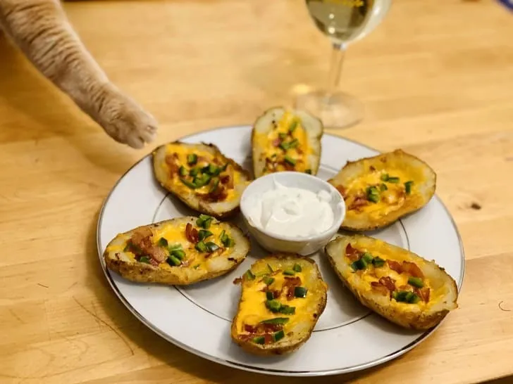 «Он думает, что в этот раз у него точно получится что-нибудь стащить».