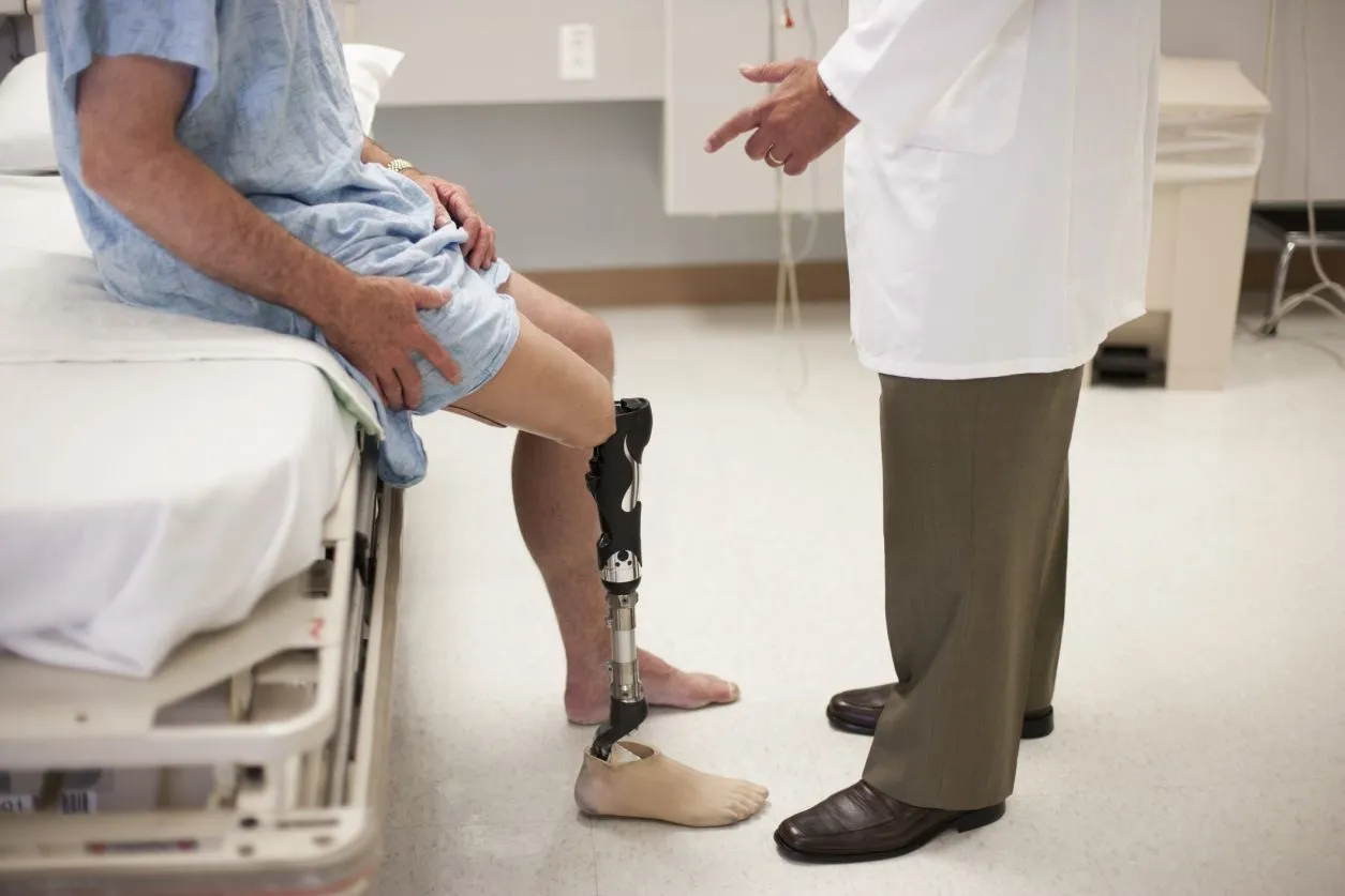 Из-за диабетических ранений пациент может лишиться ноги.