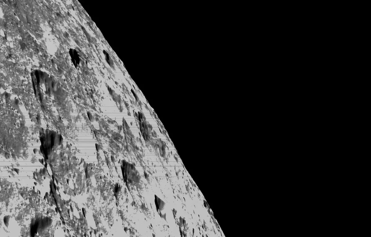 Аппарат подробно снял поверхность Луны.