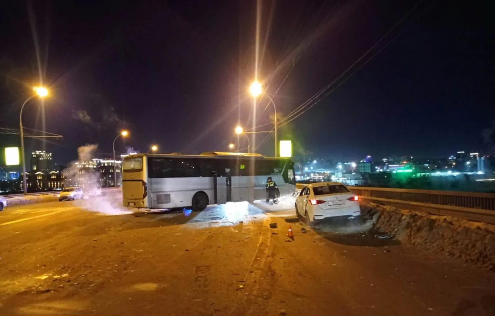 В Новосибирске столкнулись 5 легковушек и автобус