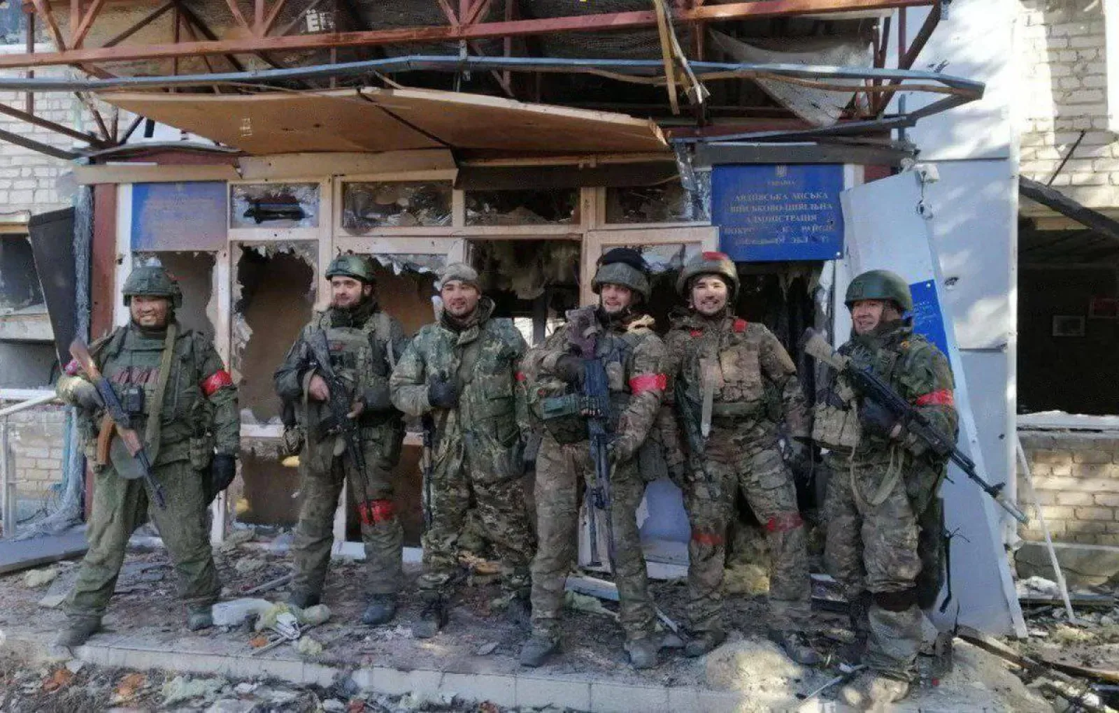 Российские солдаты у здания администрации Авдеевки.