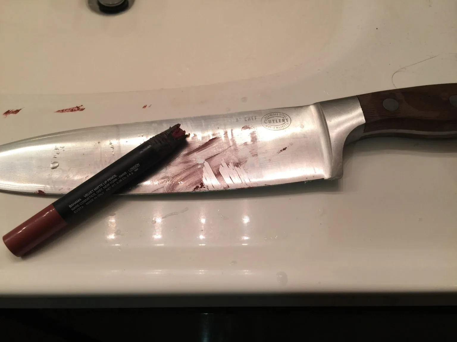 Парень поточил своей девушке помаду-карандаш. Только потом он выяснил у неё, что для этого есть точилка.