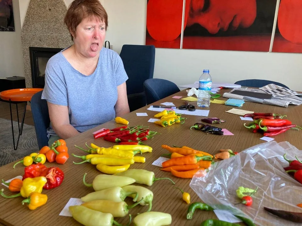 Жена решила помочь мужу продегустировать перец чили, чтобы понять, какой острее. Видимо, в первый и в последний раз.