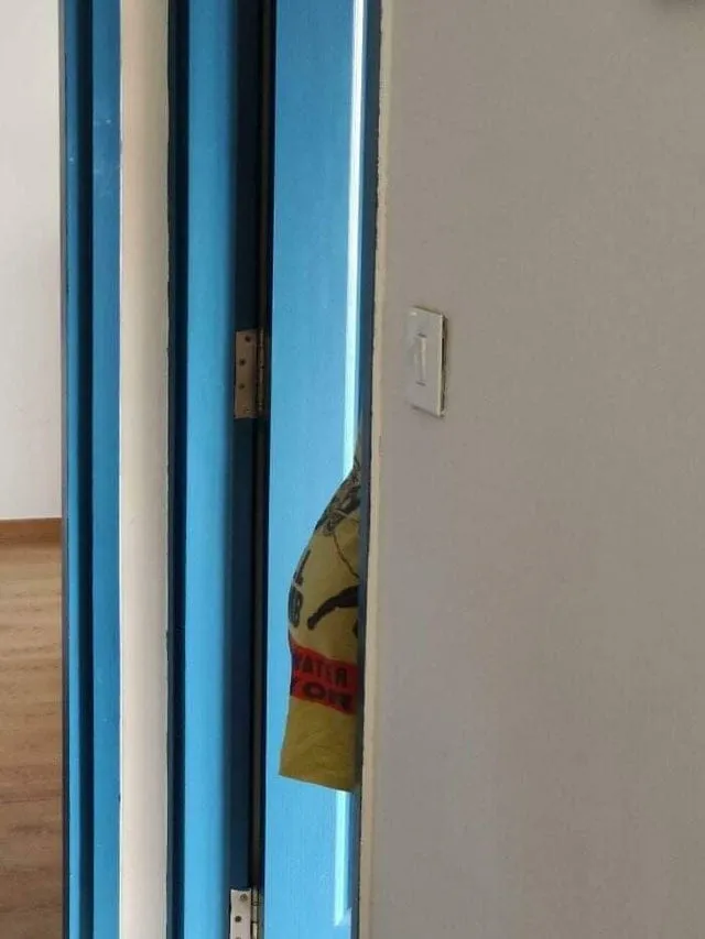 Беременная жена подслушивает телефонные разговоры мужа.