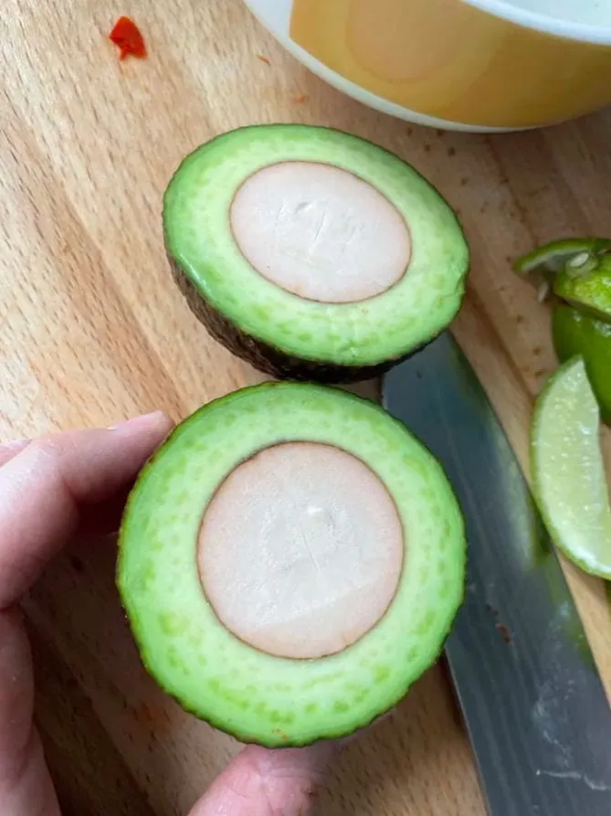 Муж воспринял просьбу разрезать авокадо пополам слишком буквально.
