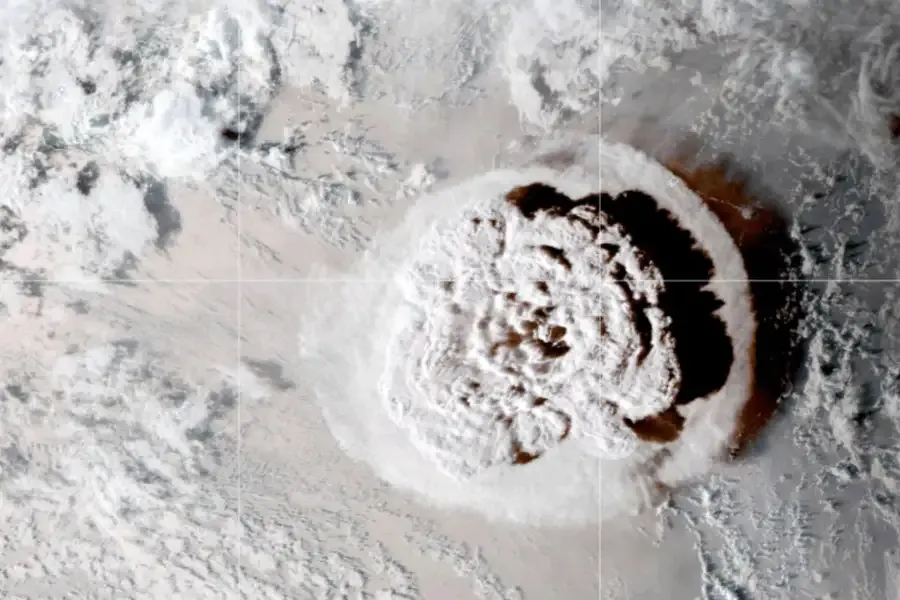 Облако пепла от извержения вулкана Хунга Тонга-Хунга Хаапай в январе 2022 г.