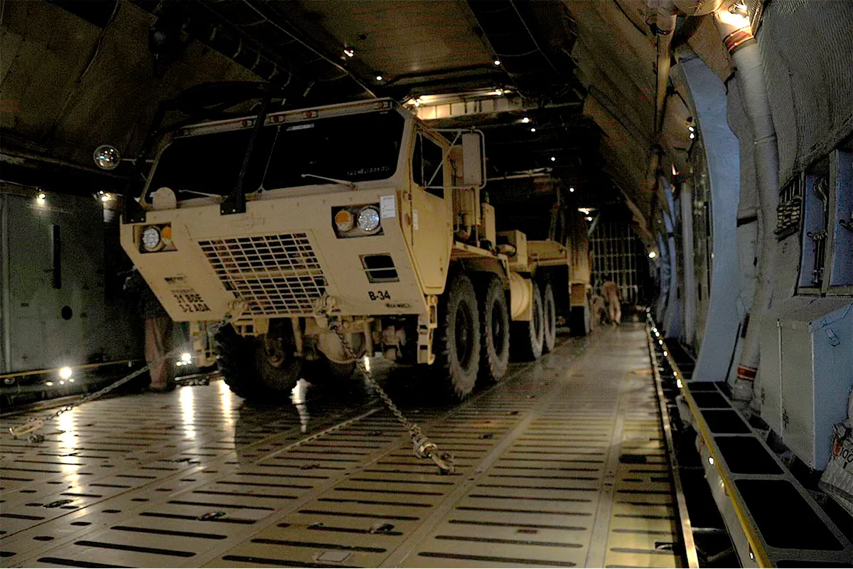 Тяжёлый тактический грузовик M983A2 и РЛС в грузовом отсеке самолета C-5 Galaxy Национальной гвардии ВВС Западной Вирджинии. 