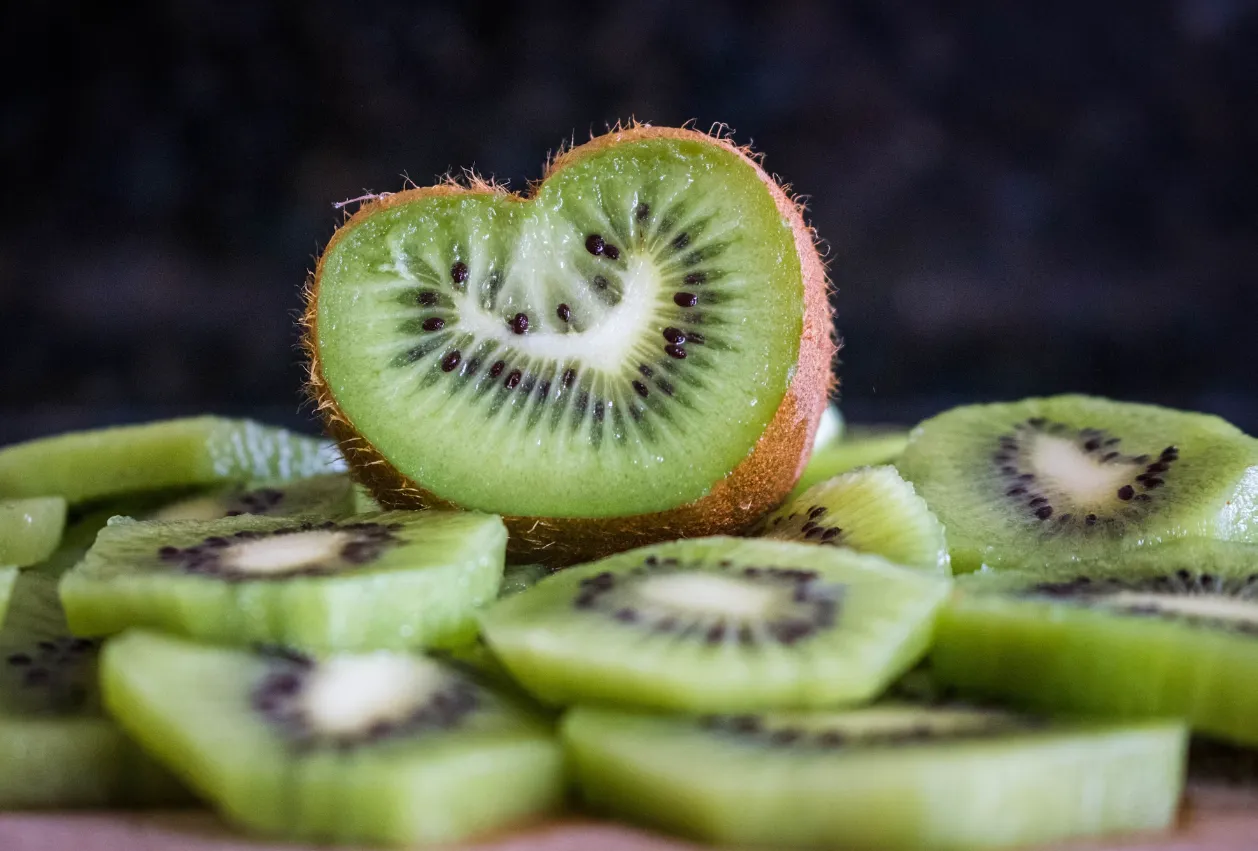 Киви прекрасно поднимает настроение и помогает справиться с тревожными мыслями.