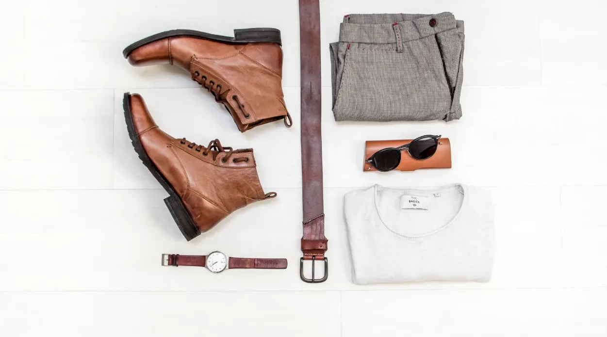 Чтобы избежать беспорядка, разделите одежду по категориям. 