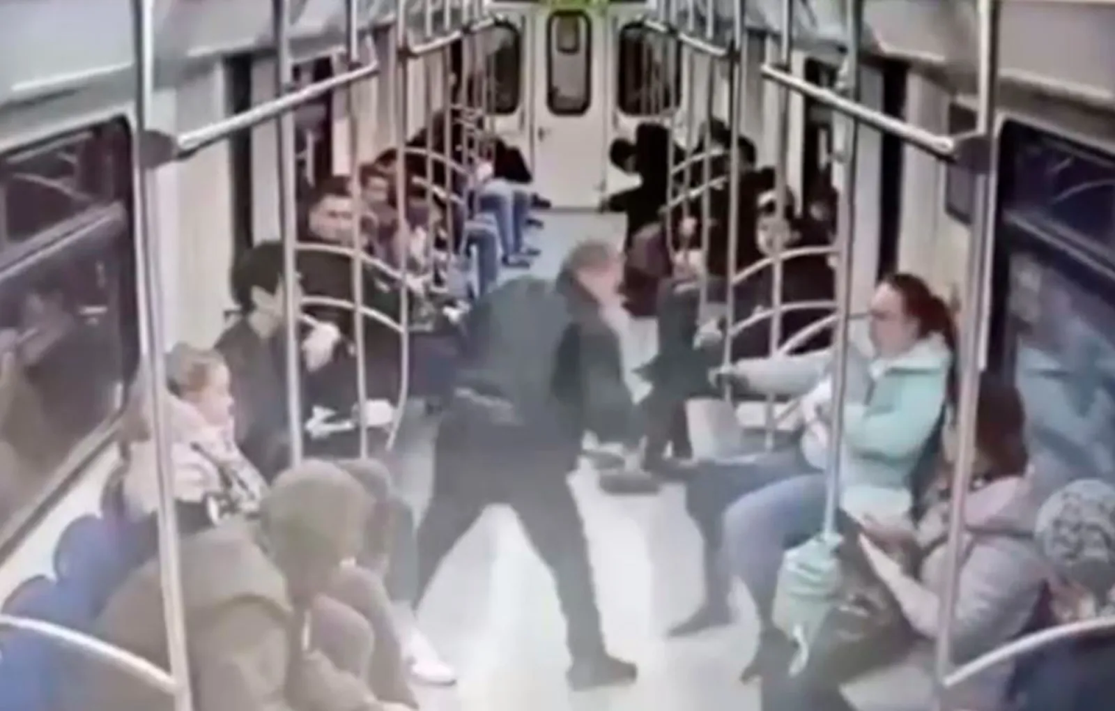 В метро одна женщина ударила ножом другую за разговор по телефону