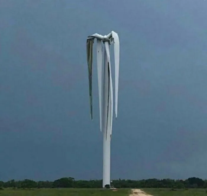 Кто-то забыл полить ветряную мельницу.