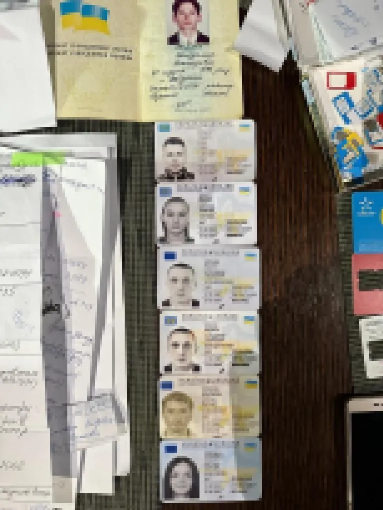 Поддельные украинские паспорта, изъятые у злоумышленников в Киеве.