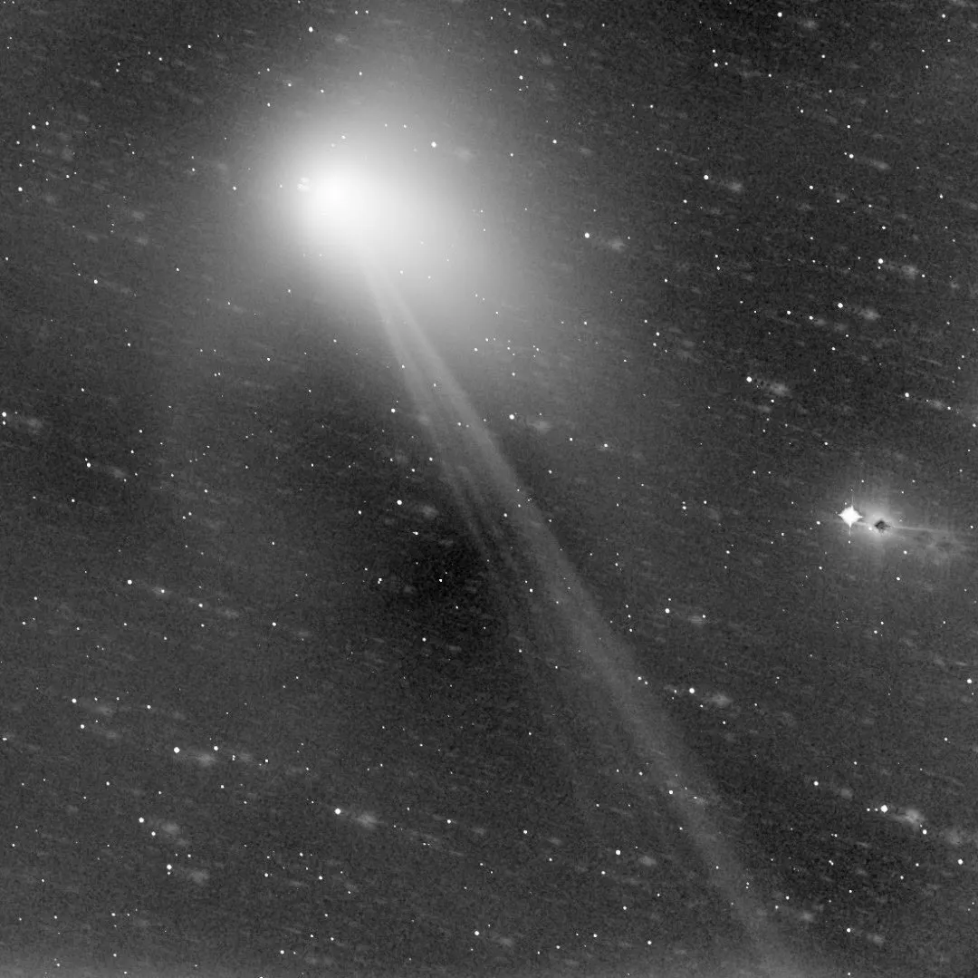 Обработанное от артефактов изображение кометы.