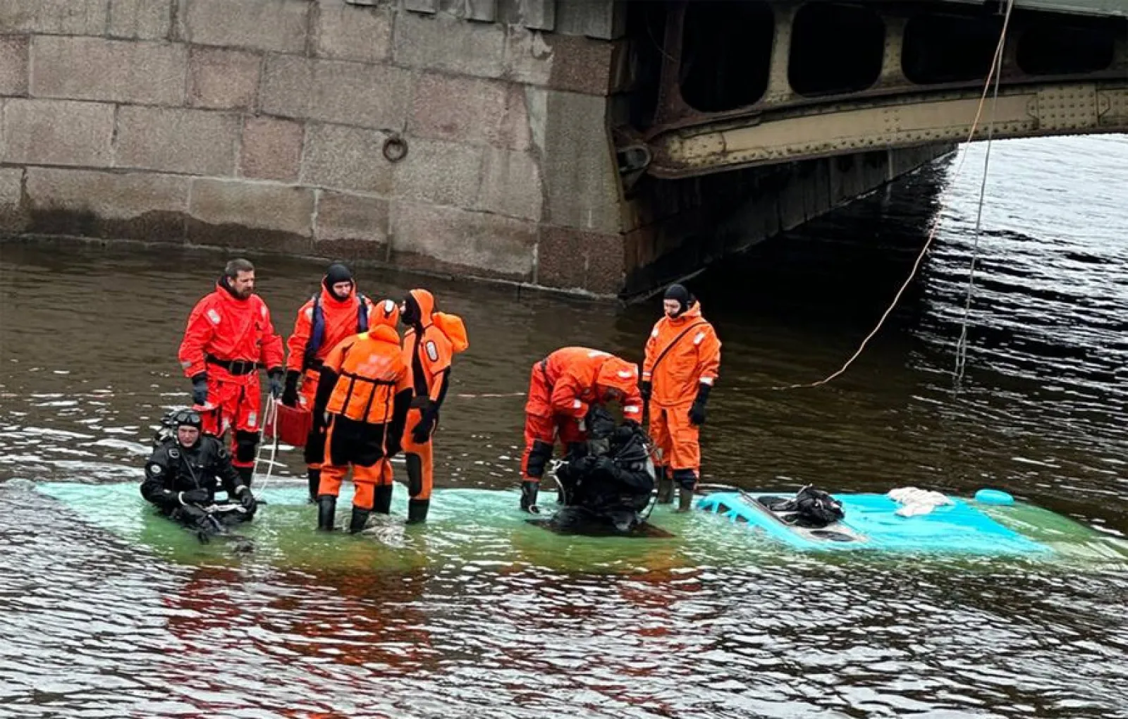 Четыре человека погибли в результате падения в воду автобуса в Санкт-Петербурге