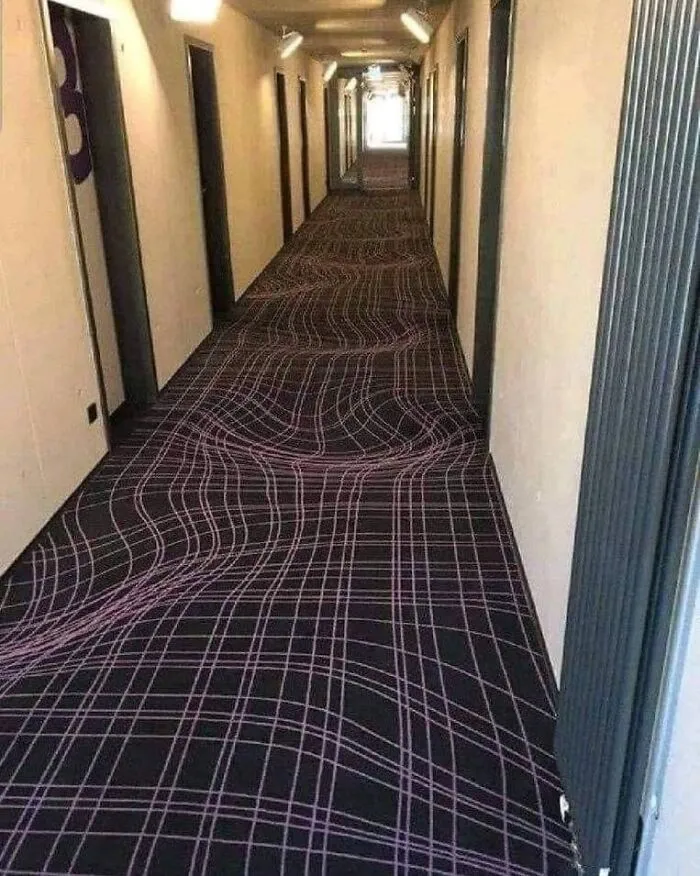 Отель в Германии использует 3D-ковры, чтобы гости не бегали по коридору. Это странно и забавно одновременно.