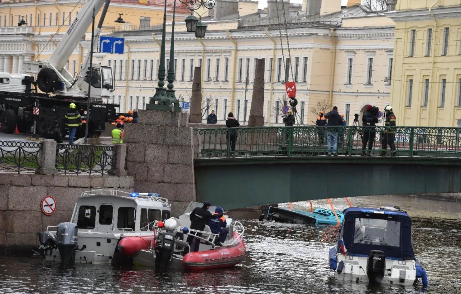 До семи человек возросло число погибших при падении автобуса в Мойку