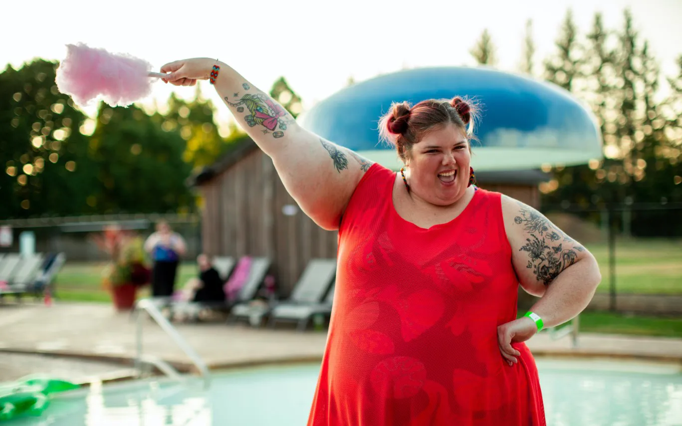 Девушка с лишним весом.