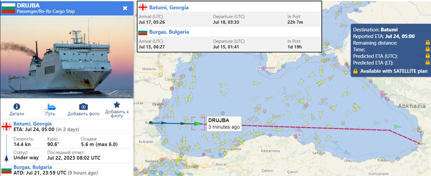 Грузопассажирский паром Drujba на переходе из Бургаса в Батуми 22 июля 2023 года. 