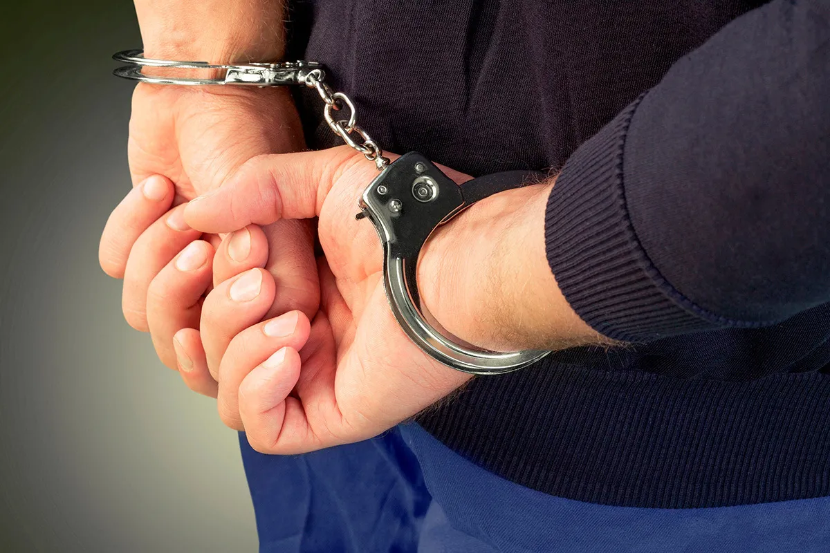 Задержанный в наручниках 