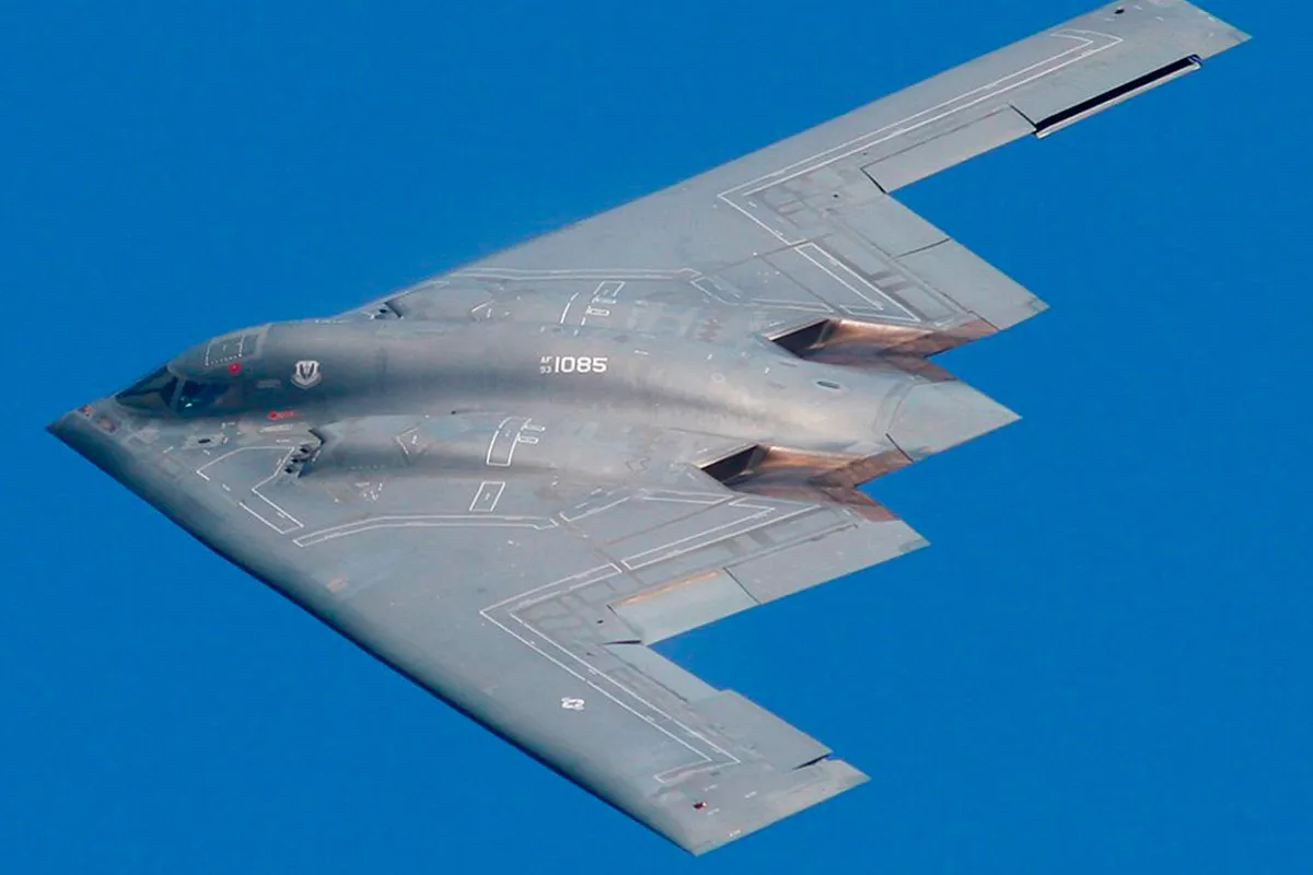 B 2 spirit скорость. Стелс-бомбардировщик b-2. Стелс бомбардировщик б2. B-2 Spirit: стелс-бомбардировщик. Самолет б 2 спирит.