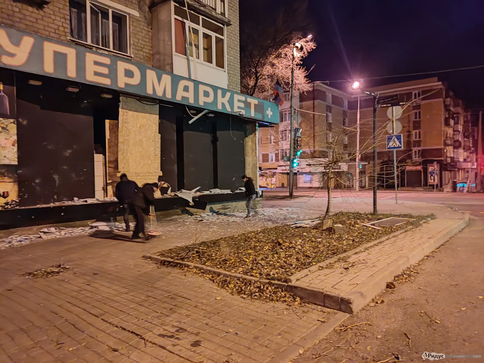 Жители убирают улицу.