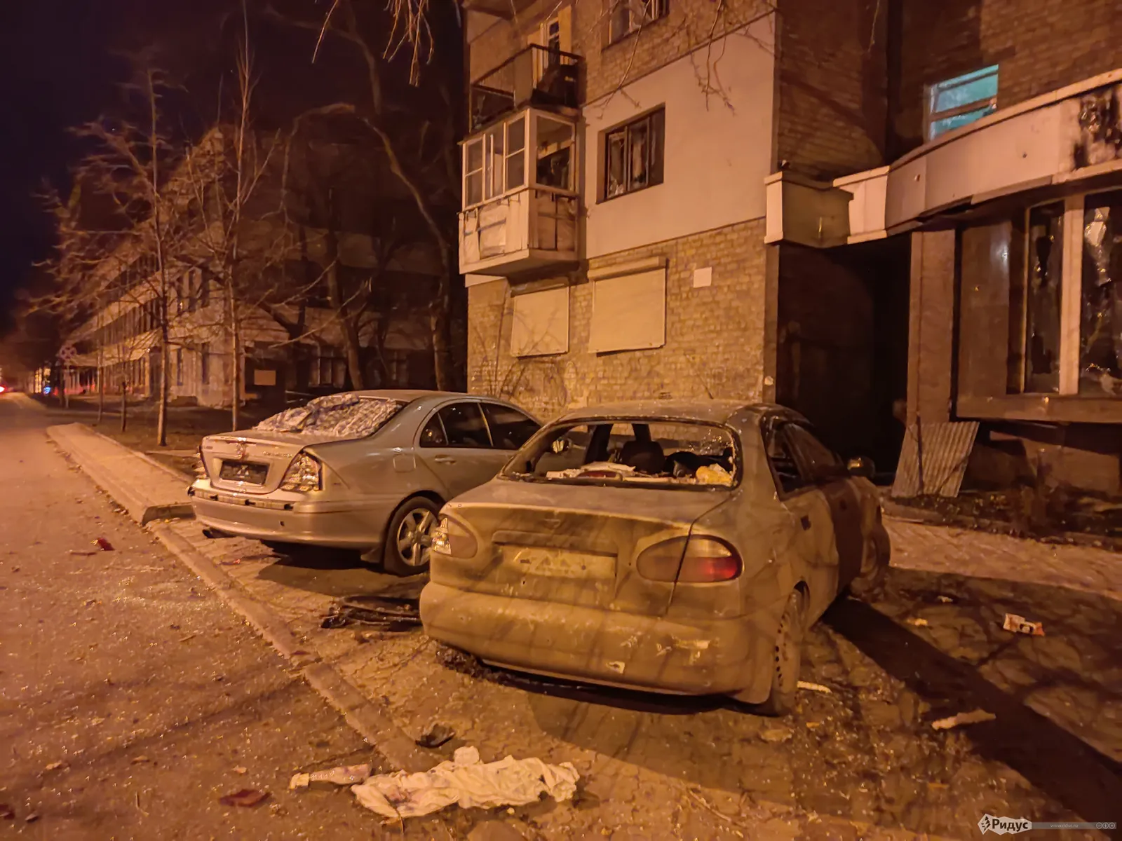 Разбитые автомобили у супермаркета.