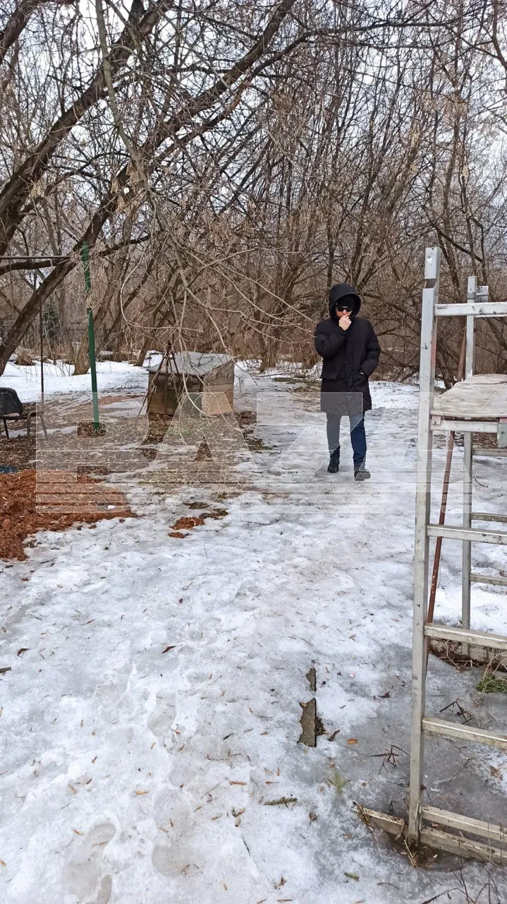 Подозрительные мужчины возле церкви в Москве. 