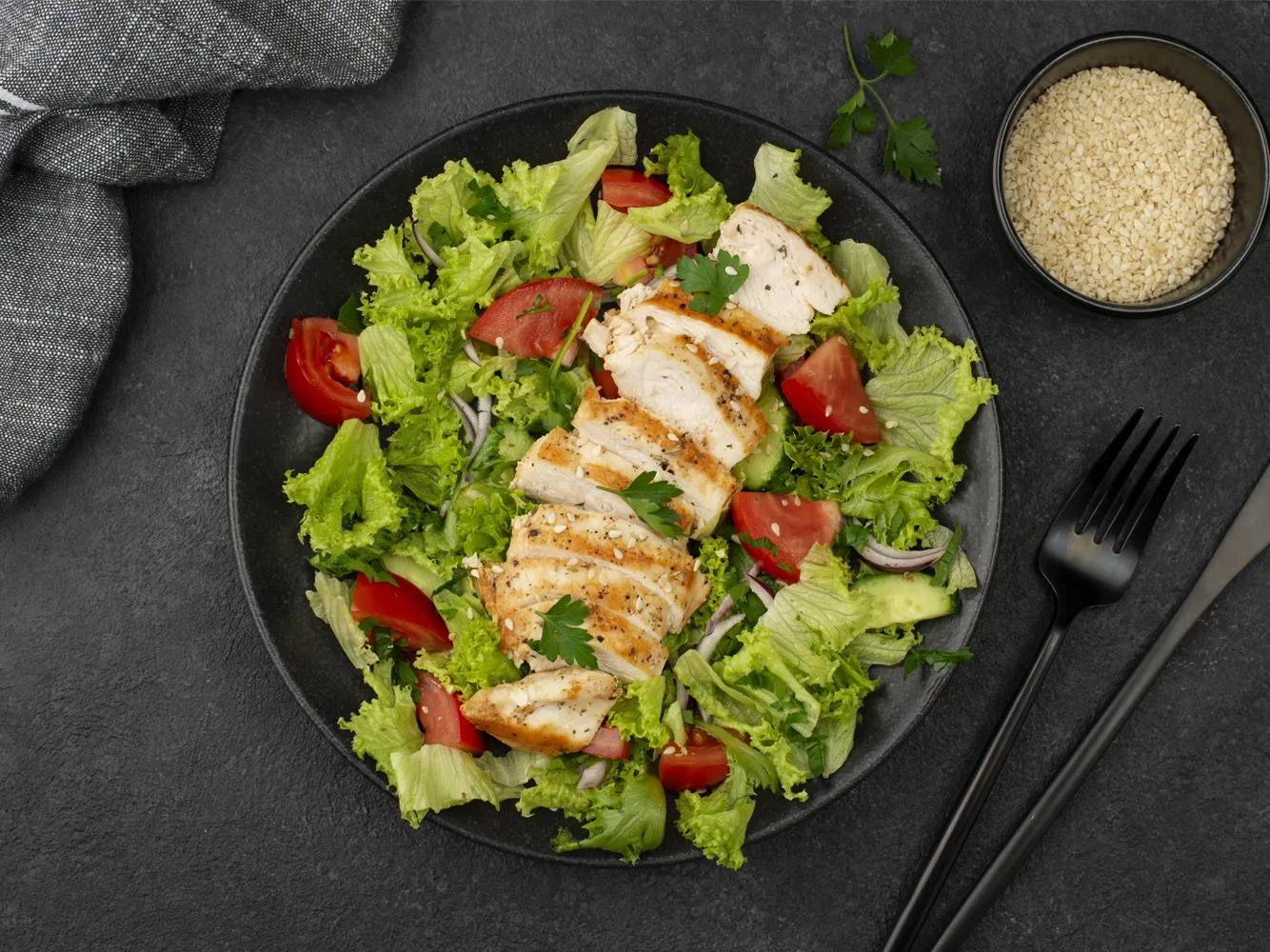 Салат с курицей.