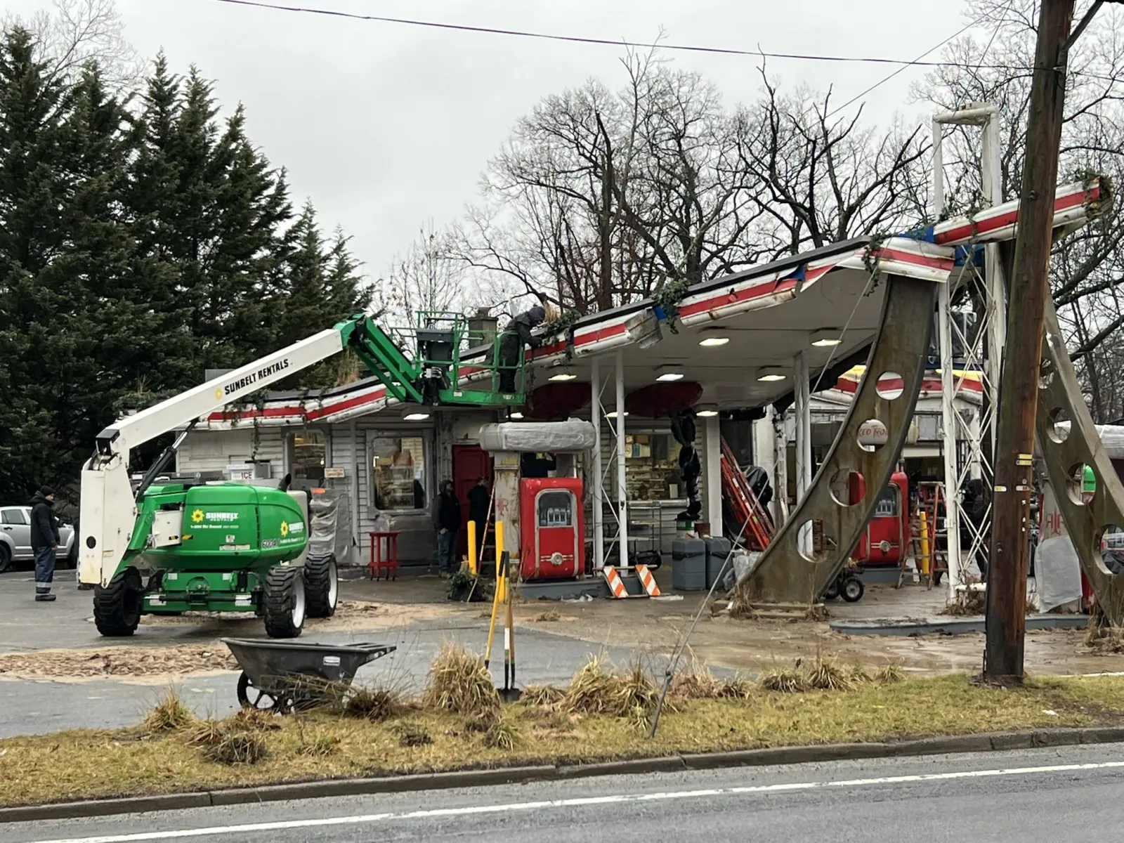 Знаменитая заправочная станция.