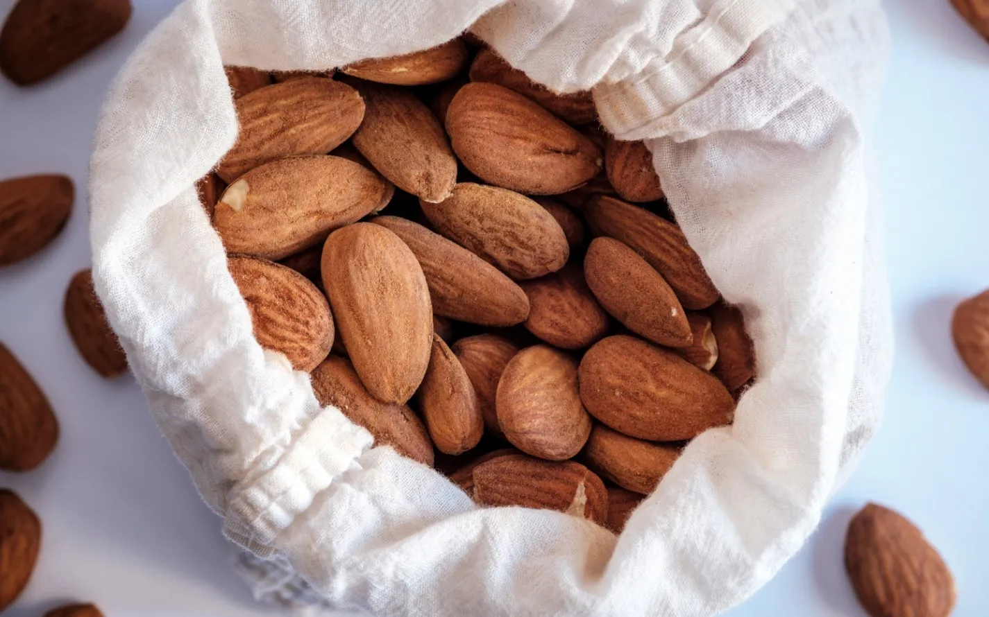 Миндаль снижает уровень холестерина.