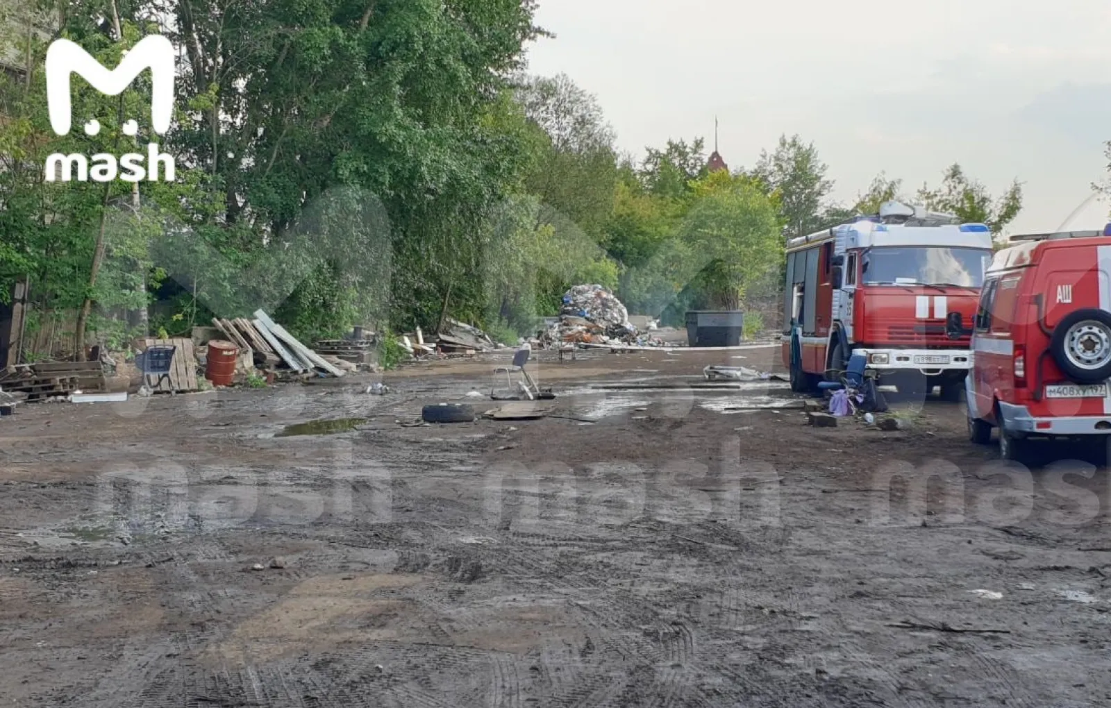 В Москве на Алтуфьевском шоссе опрокинулись контейнеры с кислотой