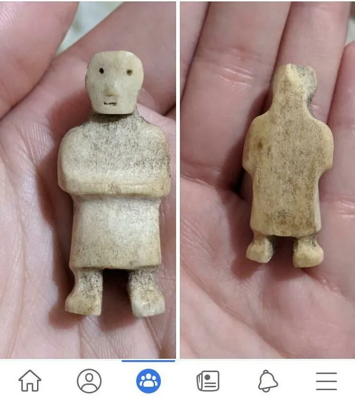 «Эта статуэтка была найдена под деревом в Альберте, Канада». Ответ: это определенно похоже на искусство коренных народов. Я бы отнес ее в местное историческое общество.