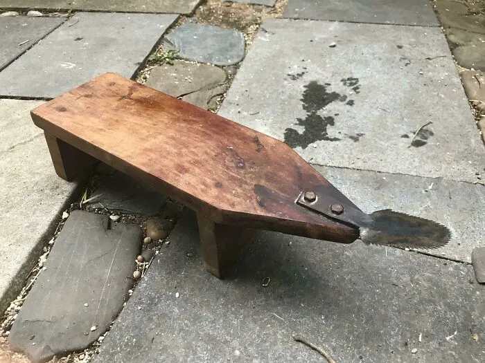 «Мой папа нашел эту штуку много лет назад и теперь показывает ее всем, кто приходит в дом». Ответ: это машина для резки и измельчения кокосов.