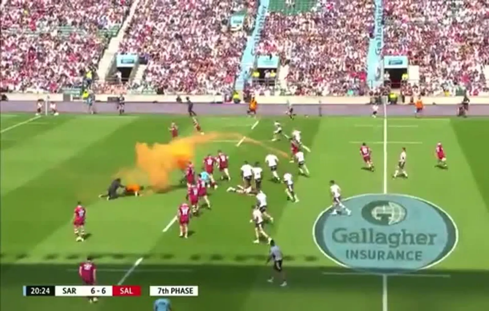 Попытка экоактивистов сорвать матч английских регбистов попала на видео