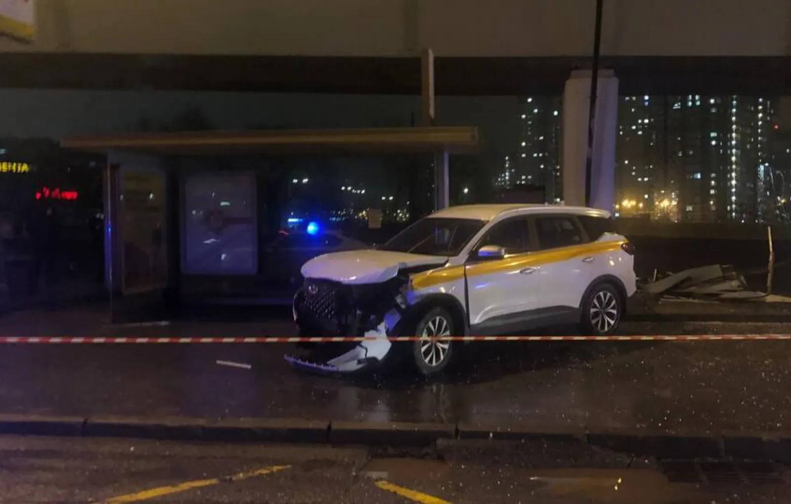 Водитель такси сбил мужчину на остановке на западе Москвы