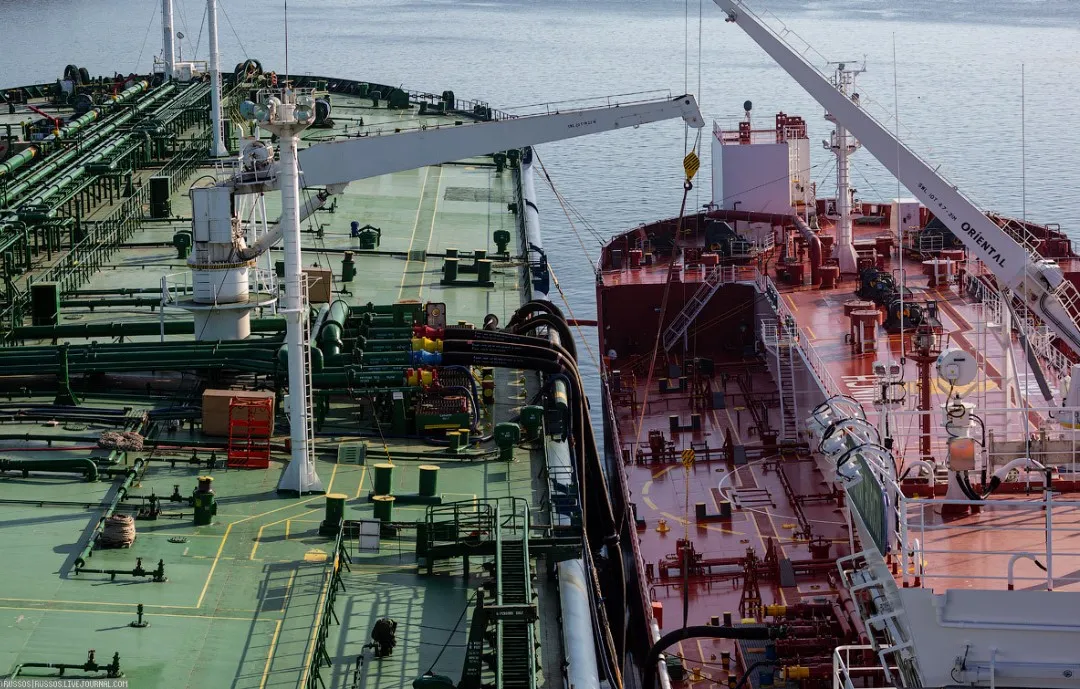 Перевалка груза из одного танкера в другой