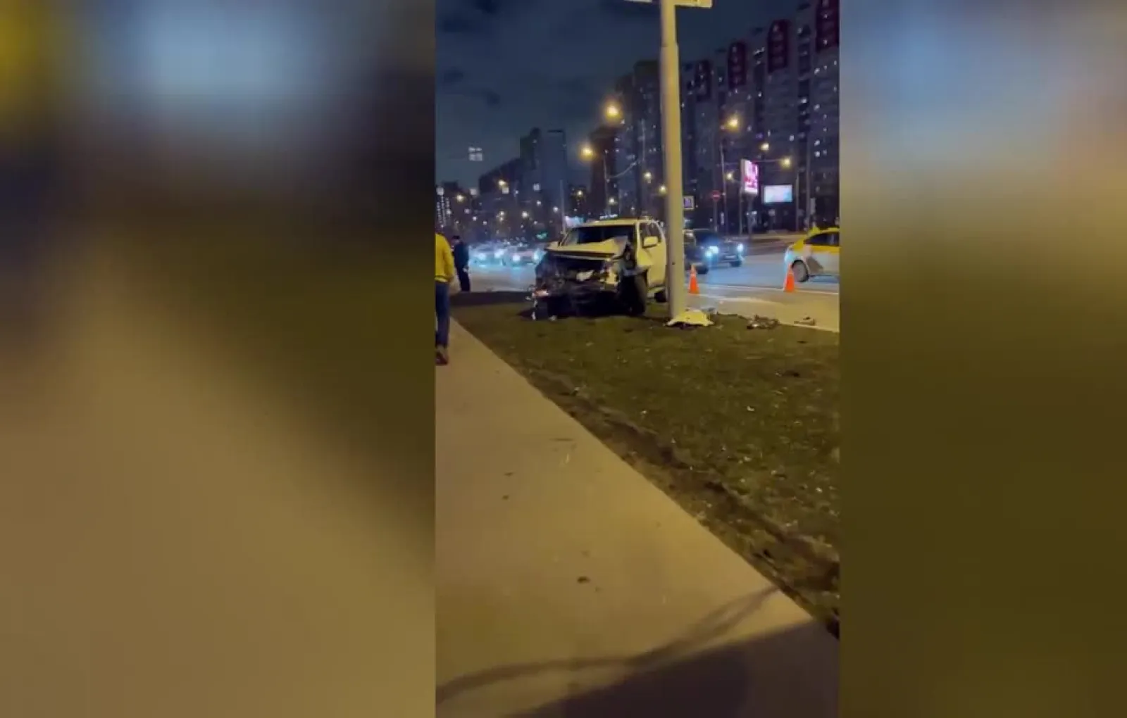 Пешеход пострадал в результате столкновения двух автомобилей в Москве