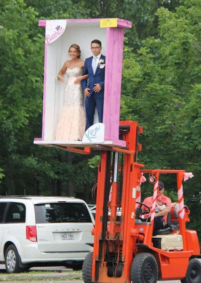 Свадьба живых Барби и Кена.