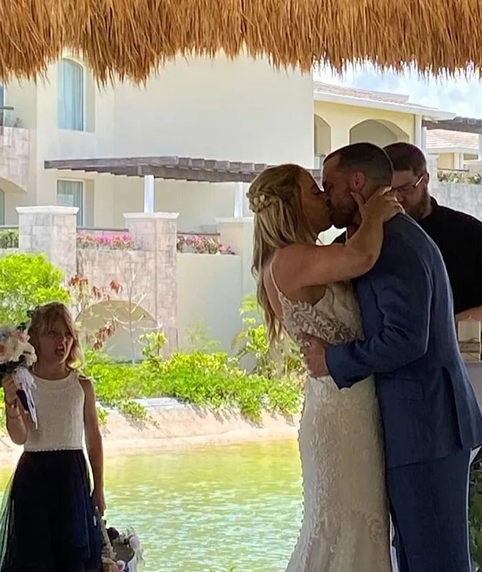 «Наша племянница была не в восторге от нашего первого поцелуя».