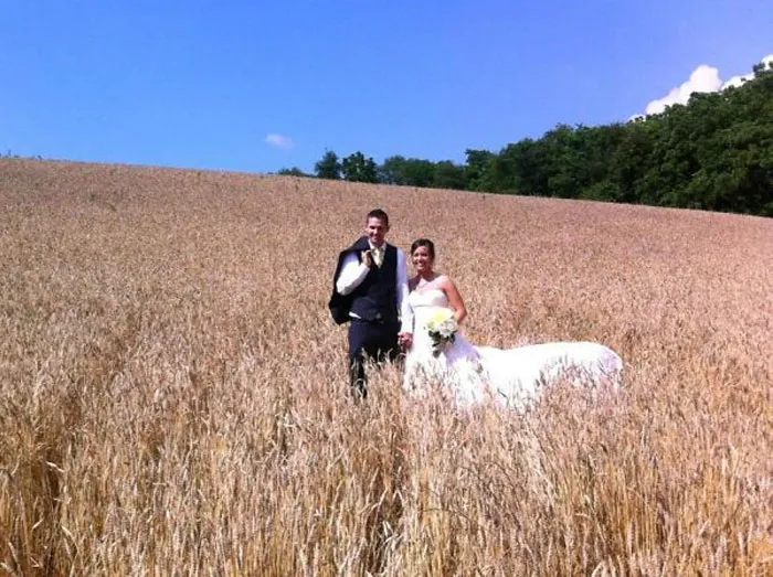 «Это фото с нашей свадьбы сделал мой друг. Не знал, что женился на мифическом создании».