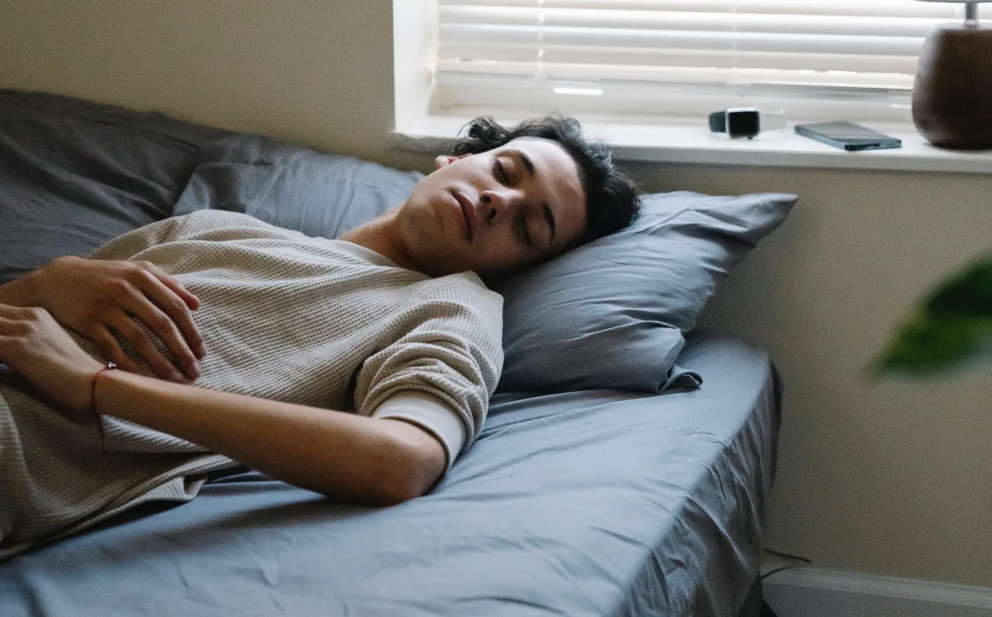 Подросток спит.