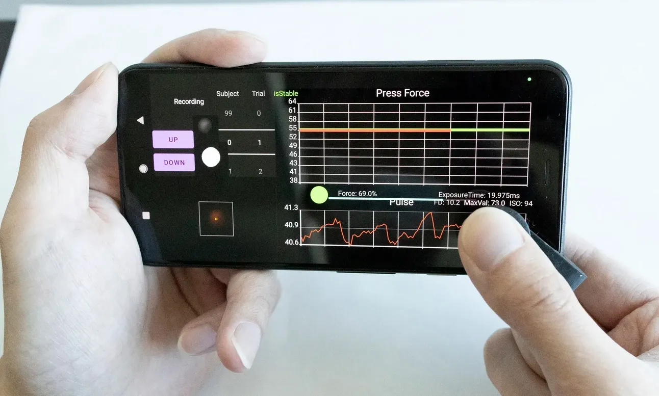 В настоящее время разработчики пытаются повысить совместимость устройства с разными смартфонами.