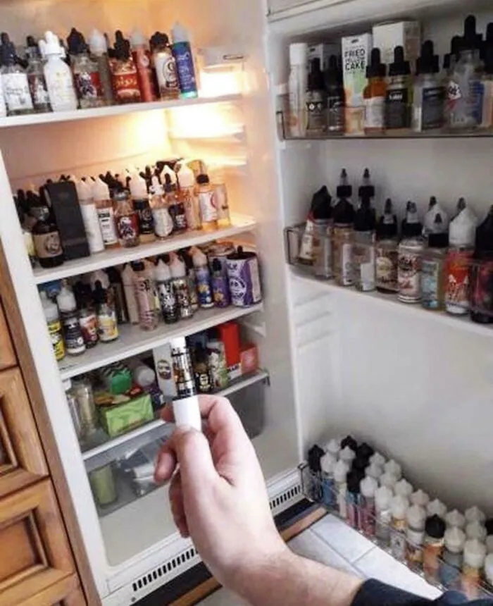 Холодильник с жидкостями для вейпа.