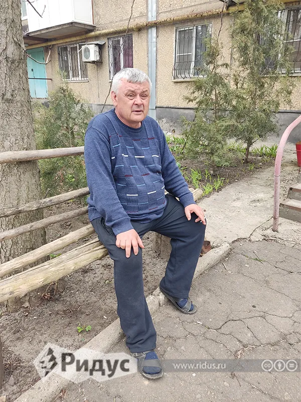 Михаил у своего дома 