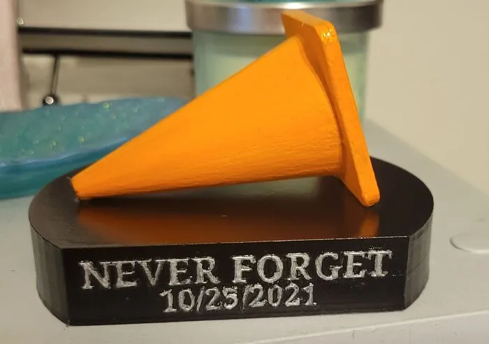 «Моя жена устроилась на работу водителем школьного автобуса. В свой первый день стажировки она задела только один конус. Я так гордился ею, что решил сделать ей что-то на память об этом дне».