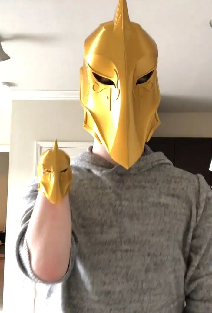 «Я напечатал на 3D-принтере одинаковые шлемы для себя и своей руки. Вышло забавно».